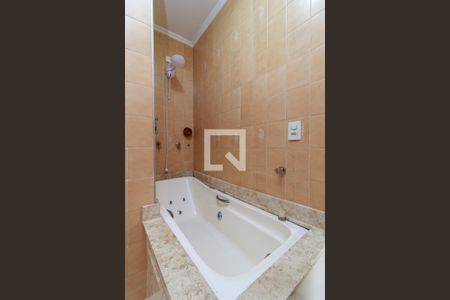 Casa à venda com 243m², 4 quartos e 5 vagasSuíte 1 - Banheiro