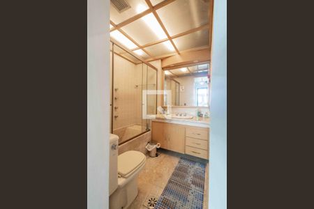 Apartamento à venda com 214m², 4 quartos e 3 vagasBanheiro da Suíte 1