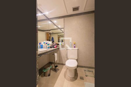 Apartamento à venda com 214m², 4 quartos e 3 vagasBanheiro da Suíte 2