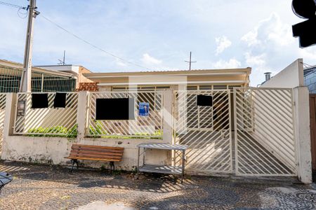 Casa à venda com 180m², 5 quartos e 2 vagas Casa à venda com 180m², 5 quartos e 2 vagasFachada