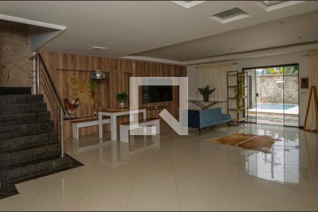 Sala  de casa de condomínio para alugar com 4 quartos, 620m² em Vargem Pequena, Rio de Janeiro