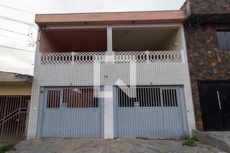 Casa à venda com 250m², 4 quartos e 2 vagas Casa à venda com 250m², 4 quartos e 2 vagasFachada