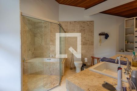 Banheiro da Suíte 1 de casa de condomínio à venda com 4 quartos, 350m² em Retiro do Chalé, Brumadinho