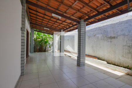 Varanda posterior de casa para alugar com 5 quartos, 330m² em Itaigara, Salvador