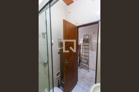 Casa à venda com 419m², 6 quartos e 3 vagasBanheiro Social da Casa dos Fundos