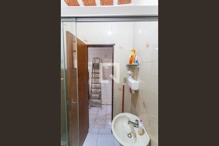 Casa à venda com 419m², 6 quartos e 3 vagasBanheiro Social da Casa dos Fundos