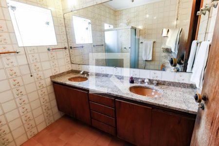 Casa à venda com 410m², 4 quartos e 4 vagas Casa à venda com 410m², 4 quartos e 4 vagasBanheiro Corredor