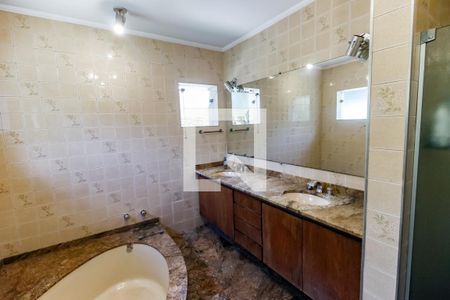 Casa à venda com 410m², 4 quartos e 4 vagas Casa à venda com 410m², 4 quartos e 4 vagasBanheiro da Suíte 2