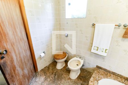 Casa à venda com 410m², 4 quartos e 4 vagas Casa à venda com 410m², 4 quartos e 4 vagasBanheiro da Suíte 2