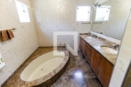 Casa à venda com 410m², 4 quartos e 4 vagas Casa à venda com 410m², 4 quartos e 4 vagasBanheiro da Suíte 2 - detalhes