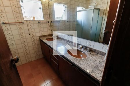 Casa à venda com 410m², 4 quartos e 4 vagas Casa à venda com 410m², 4 quartos e 4 vagasBanheiro Corredor