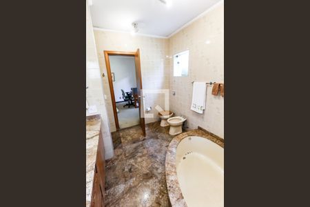 Casa à venda com 410m², 4 quartos e 4 vagas Casa à venda com 410m², 4 quartos e 4 vagasBanheiro da Suíte 2