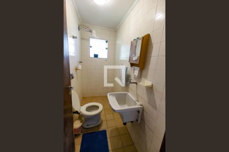 Casa à venda com 410m², 4 quartos e 4 vagas Casa à venda com 410m², 4 quartos e 4 vagasBanheiro de serviço