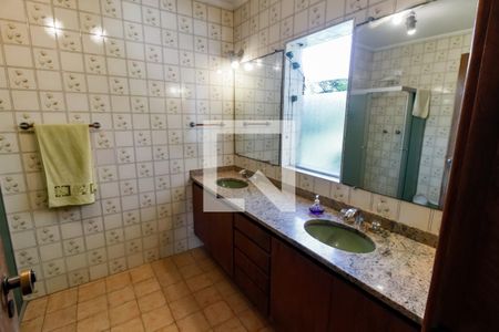 Casa à venda com 410m², 4 quartos e 4 vagas Casa à venda com 410m², 4 quartos e 4 vagasBanheiro da Suíte 1