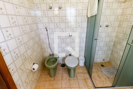 Casa à venda com 410m², 4 quartos e 4 vagas Casa à venda com 410m², 4 quartos e 4 vagasBanheiro da Suíte 1