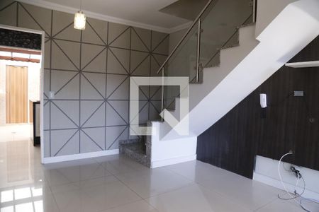 Sala de casa de condomínio para alugar com 2 quartos, 117m² em Jaraguá, São Paulo