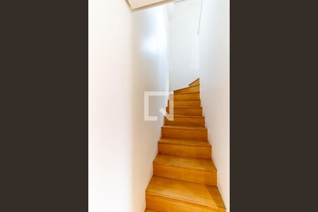 Escada de apartamento para alugar com 1 quarto, 54m² em Indianópolis, São Paulo