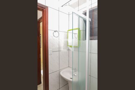 Casa para alugar com 80m², 2 quartos e 2 vagasBanheiro piso superior