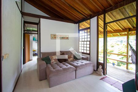 Sala de casa de condomínio para alugar com 2 quartos, 90m² em Muriqui, Niterói