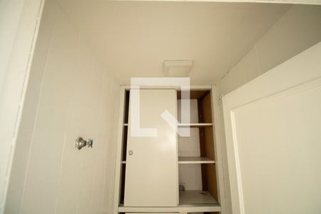 Apartamento à venda com 60m², 2 quartos e 1 vagaBanheiro de serviço - Armário superior