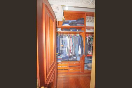 Casa à venda com 334m², 4 quartos e 5 vagas Casa à venda com 334m², 4 quartos e 5 vagasCloset Suíte Master