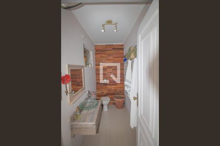 Casa à venda com 334m², 4 quartos e 5 vagas Casa à venda com 334m², 4 quartos e 5 vagasBanheiro da área de churrasqueira