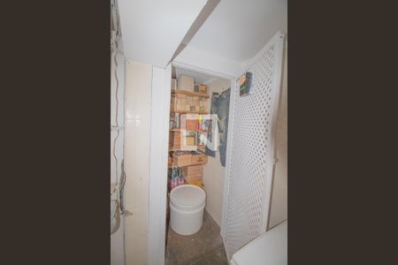 Casa à venda com 334m², 4 quartos e 5 vagas Casa à venda com 334m², 4 quartos e 5 vagasDespensa da garagem coberta