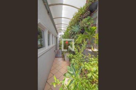 Casa à venda com 334m², 4 quartos e 5 vagas Casa à venda com 334m², 4 quartos e 5 vagasCorredor lateral