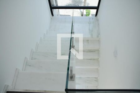 Casa de condomínio para alugar com 150m², 4 quartos e 3 vagasEscadas