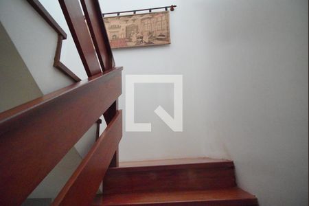 Escada para dormitórios de casa à venda com 4 quartos, 213m² em Jardim do Salso, Porto Alegre