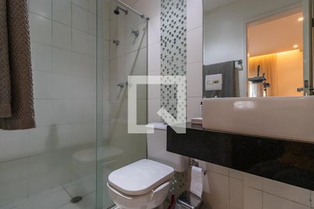 Banheiro Social de apartamento à venda com 1 quarto, 76m² em Jardim Tupanci, Barueri