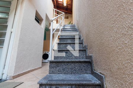 Casa à venda com 220m², 2 quartos e 2 vagasEscada