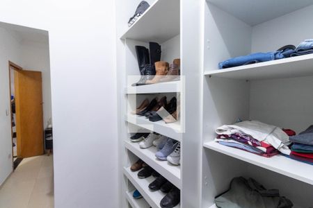 Casa à venda com 220m², 2 quartos e 2 vagasCloset da suíte
