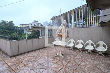 Casa à venda com 215m², 3 quartos e 2 vagas Casa à venda com 215m², 3 quartos e 2 vagasVaranda quarto 2