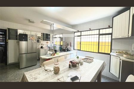 Casa à venda com 3 quartos, 208m² em Vila Paiva, São Paulo