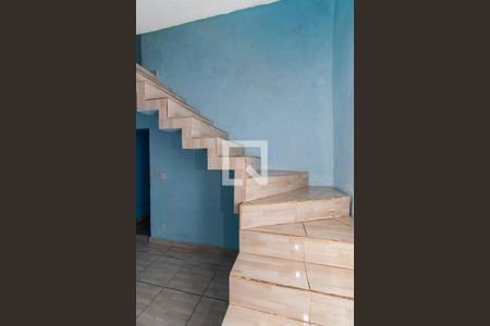 Escada de casa para alugar com 4 quartos, 140m² em Jardim Record, São Paulo