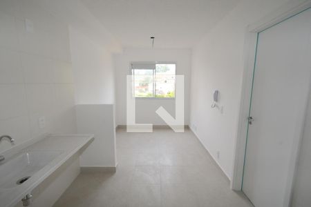 Sala/Cozinha de apartamento para alugar com 1 quarto, 28m² em Jardim Itacolomi, São Paulo