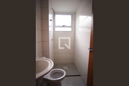 Banheiro de apartamento para alugar com 2 quartos, 42m² em Xodó Marize, Belo Horizonte