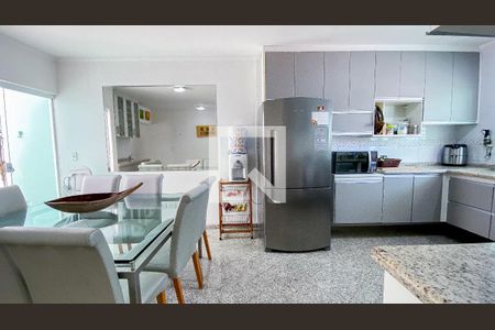 Casa à venda com 220m², 4 quartos e 4 vagas Casa à venda com 220m², 4 quartos e 4 vagasCozinha