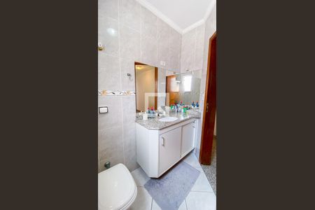 Casa à venda com 220m², 4 quartos e 4 vagas Casa à venda com 220m², 4 quartos e 4 vagasBanheiro