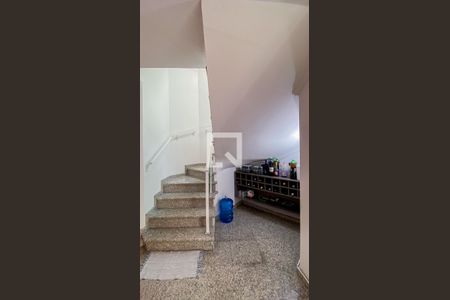 Casa à venda com 220m², 4 quartos e 4 vagas Casa à venda com 220m², 4 quartos e 4 vagasEscada