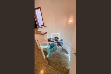 Casa à venda com 220m², 4 quartos e 4 vagas Casa à venda com 220m², 4 quartos e 4 vagasEscada