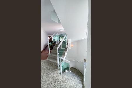 Casa à venda com 220m², 4 quartos e 4 vagas Casa à venda com 220m², 4 quartos e 4 vagasEscada