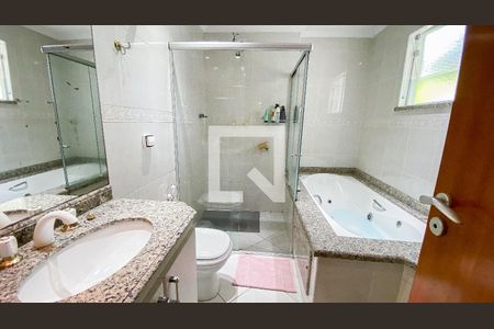 Casa à venda com 220m², 4 quartos e 4 vagas Casa à venda com 220m², 4 quartos e 4 vagasBanheiro da Suíte 1