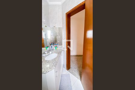 Casa à venda com 220m², 4 quartos e 4 vagas Casa à venda com 220m², 4 quartos e 4 vagasBanheiro