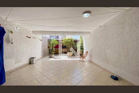 Casa à venda com 220m², 4 quartos e 4 vagas Casa à venda com 220m², 4 quartos e 4 vagasQuintal