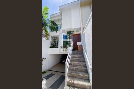 Casa à venda com 220m², 4 quartos e 4 vagas Casa à venda com 220m², 4 quartos e 4 vagasGaragem - Quintal