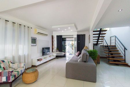Casa de condomínio à venda com 364m², 4 quartos e 4 vagasSala