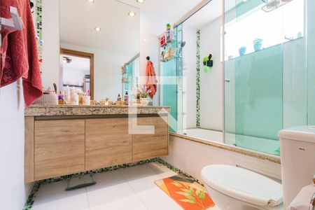 Casa de condomínio à venda com 364m², 4 quartos e 4 vagas Casa de condomínio à venda com 364m², 4 quartos e 4 vagasBanheiro da Suíte