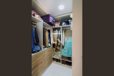 Casa de condomínio à venda com 364m², 4 quartos e 4 vagas Casa de condomínio à venda com 364m², 4 quartos e 4 vagasCloset da Suíte